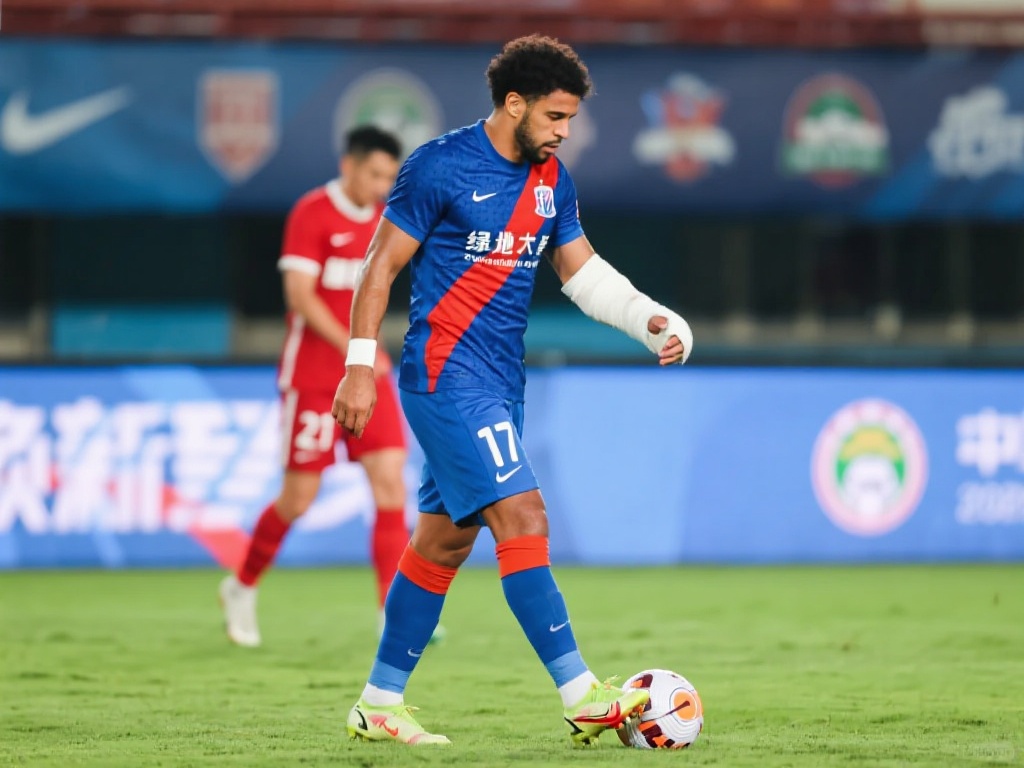 记者：路易斯伤退回沪，申花双外援迎战梅州客家