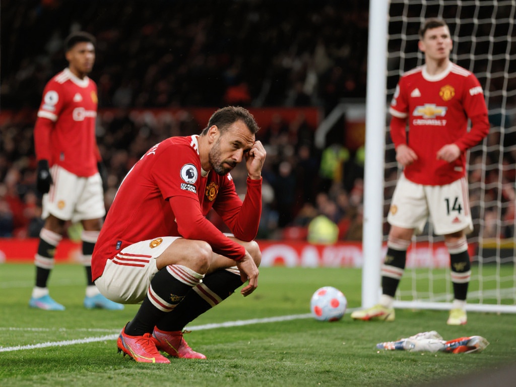 40岁阿莫林蹲地绝望！曼联1周连败创4大耻辱