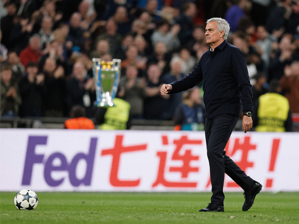 62岁穆帅68天不败，怒批裁判再显封神气质！